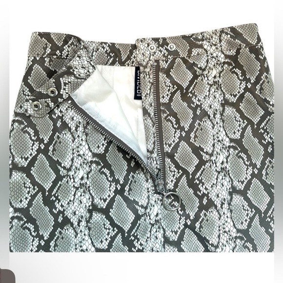 Gray Snake Print Mini Skirt NEW - Picture 3 of 5